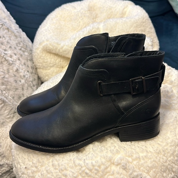 UGG Barnett leather ankle booties for women Prestine worn once condition US 9.5 - Picture 1 of 11